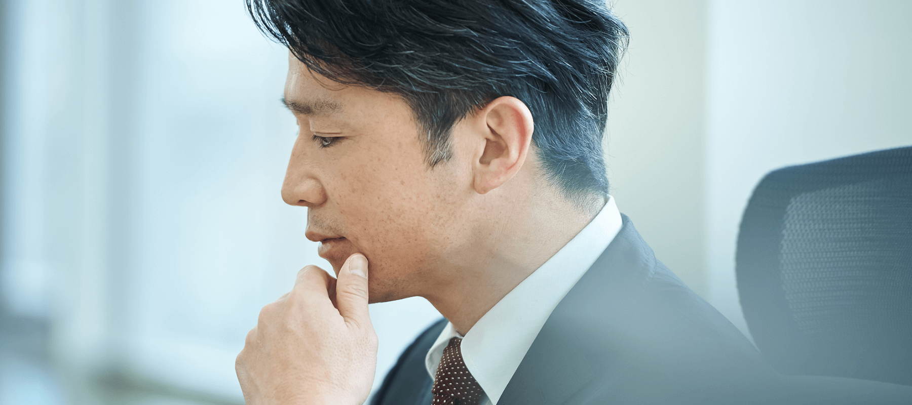 画像:不安な様子のビジネスマン
